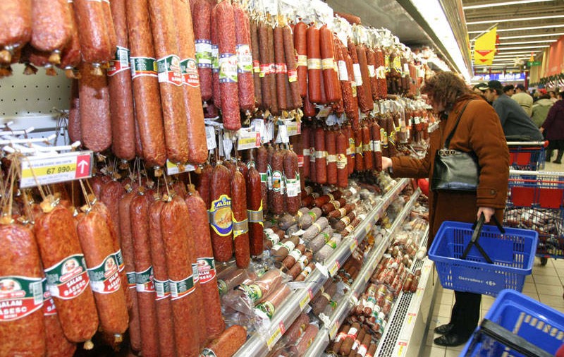 Producătorii de carne către hipermarketuri: Nu vă mai dăm marfă, dacă preţul nu va scădea de la 1 iunie 