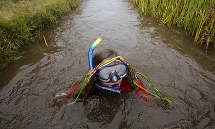 Echipamentul unui practicant de snorkeling este format din vizor, tub de respirat, labe de înot și costum de scufundare EPA/GEOFF CADDICK