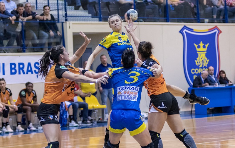 Corona Brașov va fi înlocuită cu o echipă românescă în Cupa EHF, după ce a fost exclusă din toate competițiile