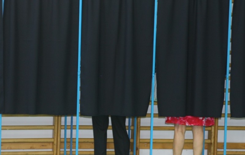 REFERENDUM 2012 | Bărbaţii le domină pe femei la urnele de vot