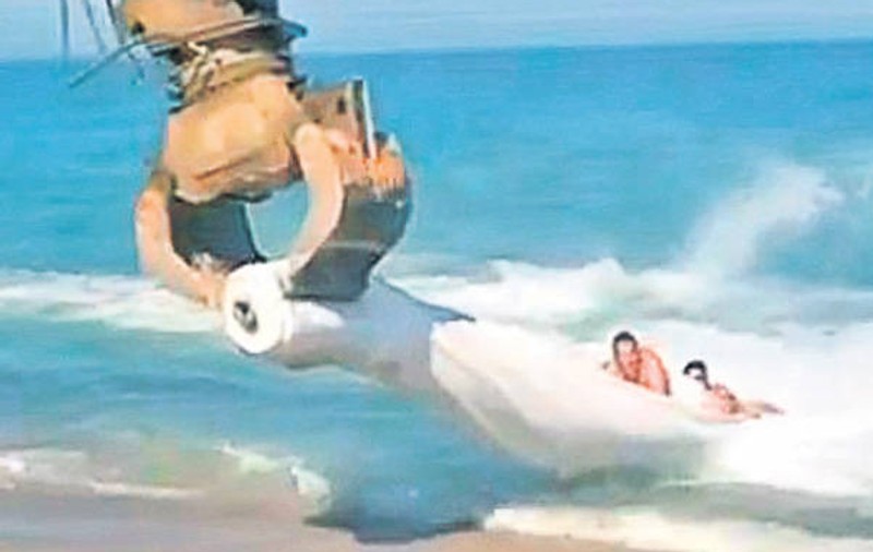 Cea mai DEMENTĂ distracţie românească la mare, FENOMEN PE INTERNET. "Frate, ăştia sunt nebuni de legat!" VIDEO