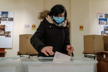 Ana votează la secția 158 de la Ambasada României la Berlin
