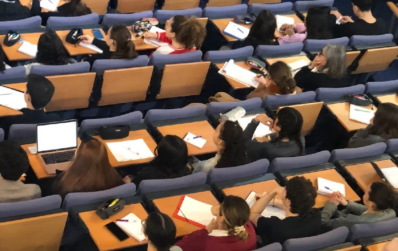 Universitatea unde se pregătesc spionii, iar profesorii nu cunosc numele reale ale studenților. Cât costă cursul