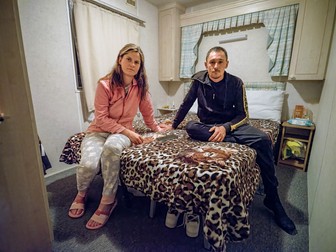 Bianca, 20 de ani, și Petrișor Nuță, 28, în caravana în care locuiesc la ferma Old Parsonage, Cobham, Kent, UK, octombrie 2021