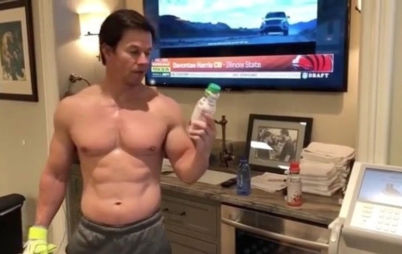 Mark Wahlberg a dezvăluit regimul draconic la care se supune zilnic pentru a arăta atât de bine. Își începe ziua când alte vedete încă nu s-au culcat