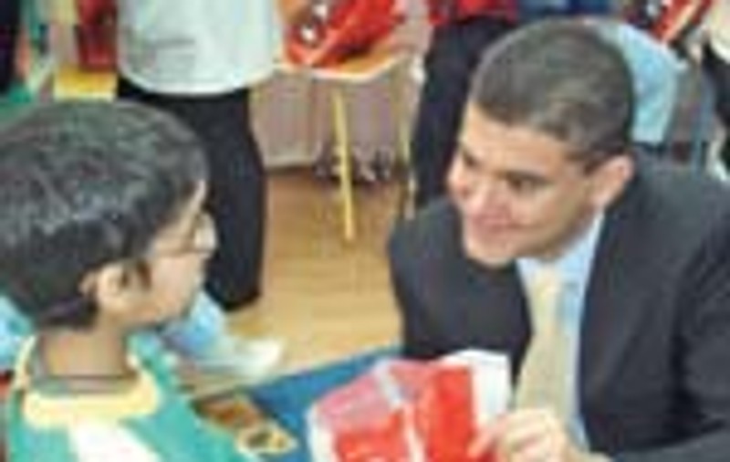 Politicienii au dus cadouri celor necajiti