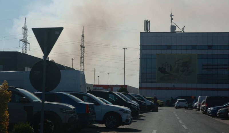 Fumul gros care iese din depoitul din Dragonul Roșu miercuri dimineața, chiar și după ce pompierii au stins flăcările. Foto: Libertatea / Eli Driu