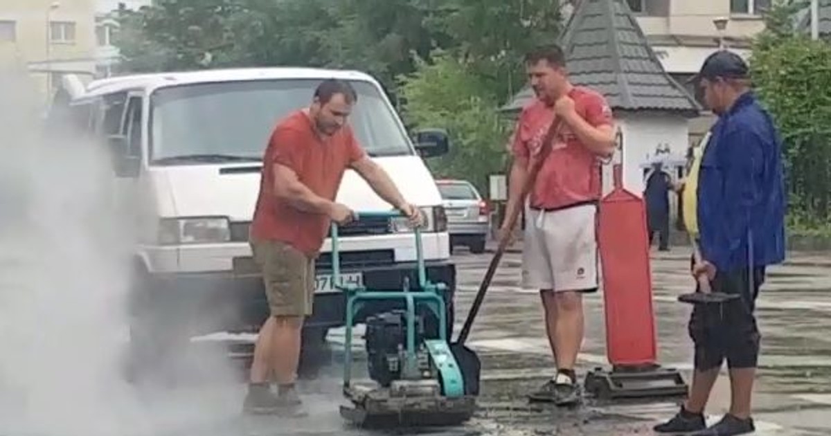 Gropi reparate pe ploaie în Câmpina