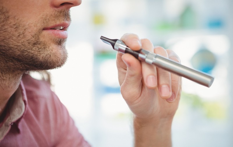 Țara în care poți primi pedeapsa capitală dacă fumezi țigarete electronice: avertismentul MAE pentru români