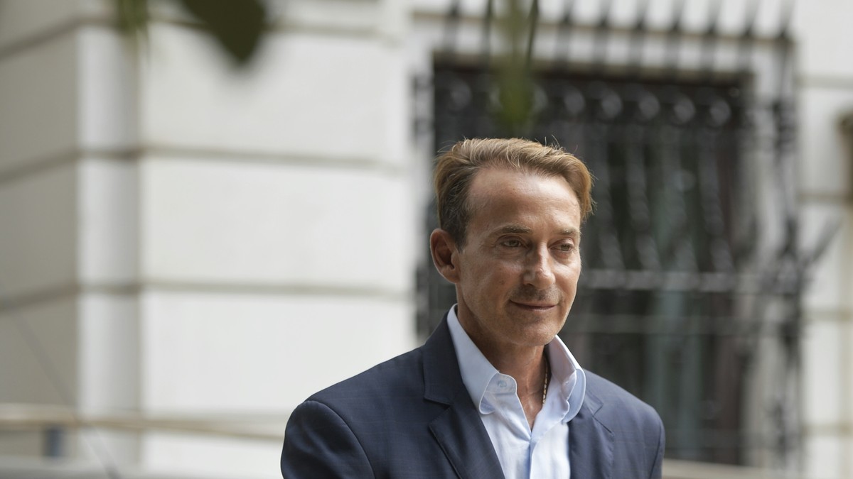 CRadu Mazăre, cununie după gratii fără alcool, dar cu gardian în rol de fotograf. Mirele va primi în dar două zile la camera intimă