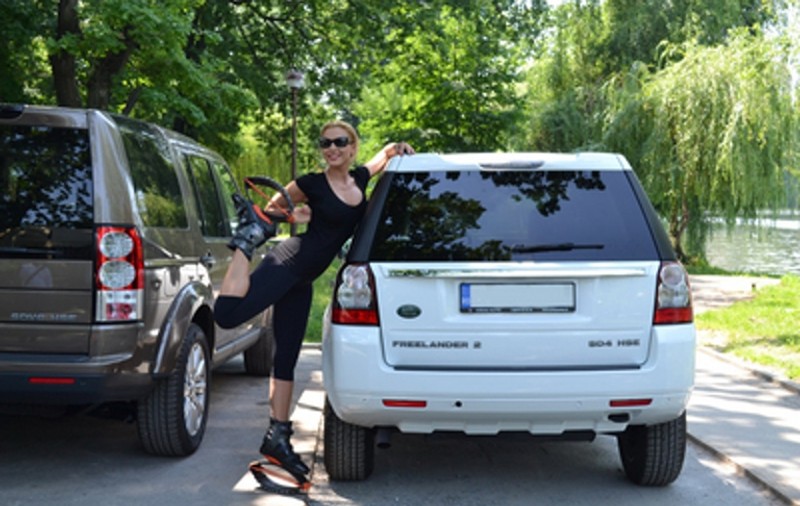 Iulia Vântur, o nouă pasiune! Ţopăiala pe ghete kangoo jumps a cucerit-o definitiv!