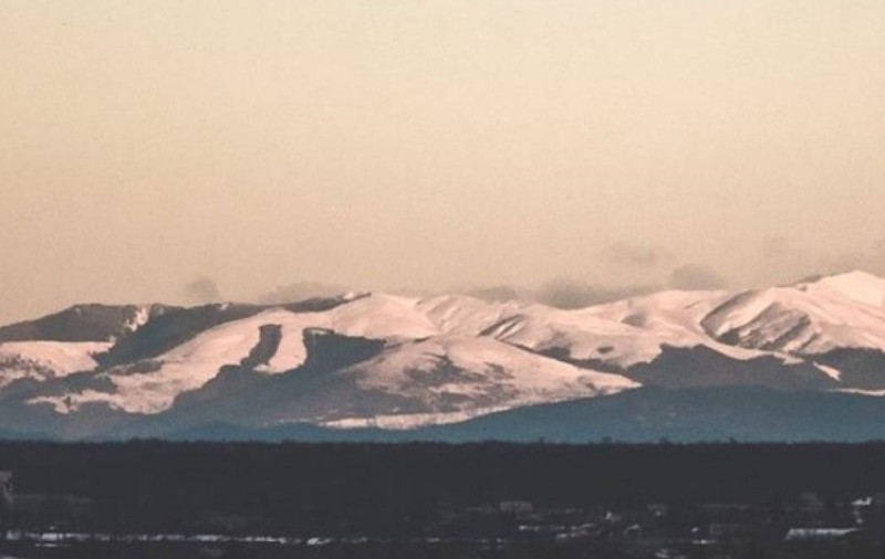 Munții Bucegi au fost fotografiați din București după ninsoarea de ieri