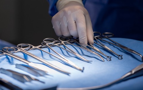 O femeie a trăit șapte luni cu o foarfecă de 15 centimetri uitată în abdomen după o operație în Italia
