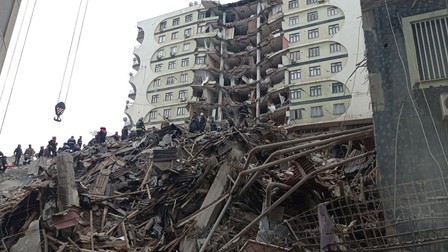 epa10450321 People and emergency personnel search for victims at the site of a collapsed building after a powerful earthquake in Diyarbakir, southeast of Turkey, 06 February 2023. According to the US Geological Service, an earthquake with a preliminary magnitude of 7.8 struck southern Turkey close to the Syrian border. The earthquake caused buildings to collapse and sent shockwaves over northwest Syria, Cyprus, and Lebanon. EPA-EFE/DENIZ TEKIN
