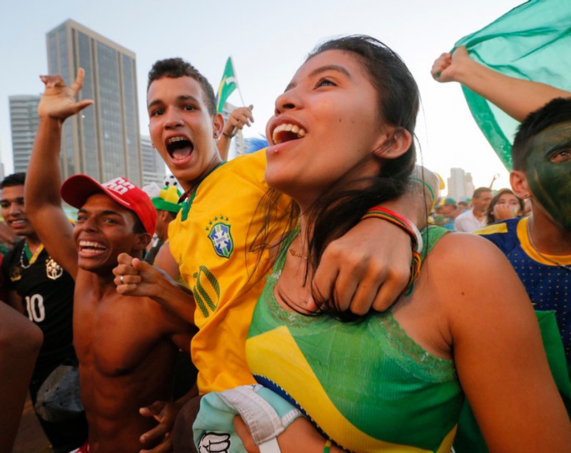 GALERIE FOTO / Brazilienii au uitat de proteste. Au sărbătorit în stradă victoria cu Croaţia