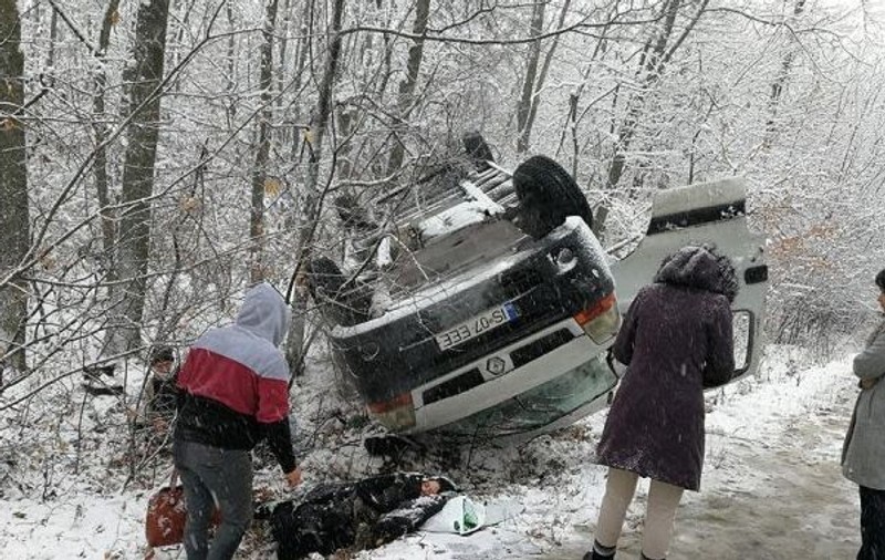 Două mașini s-au răsturnat pe un pod din Iași. Zăpada le dă bătăi de cap șoferilor |FOTO