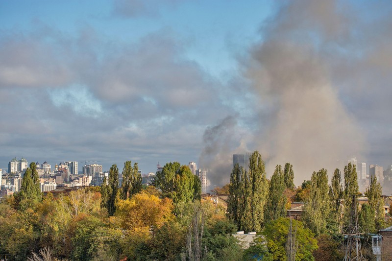 Fum gros de la incendii se ridică peste centrul orașului Kiev, după un atac cu rachete rusești, ca răzbunare pentru distrugerea podului din Crimeea. Foto: Profimedia