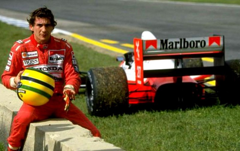 Cat costă o cască purtată de pilotul Ayrton Senna