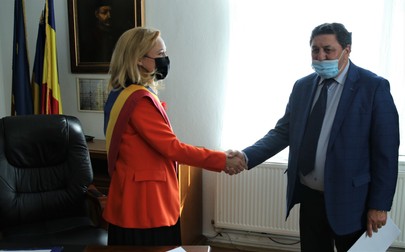 Fostul primar îi predă biroul Elenei