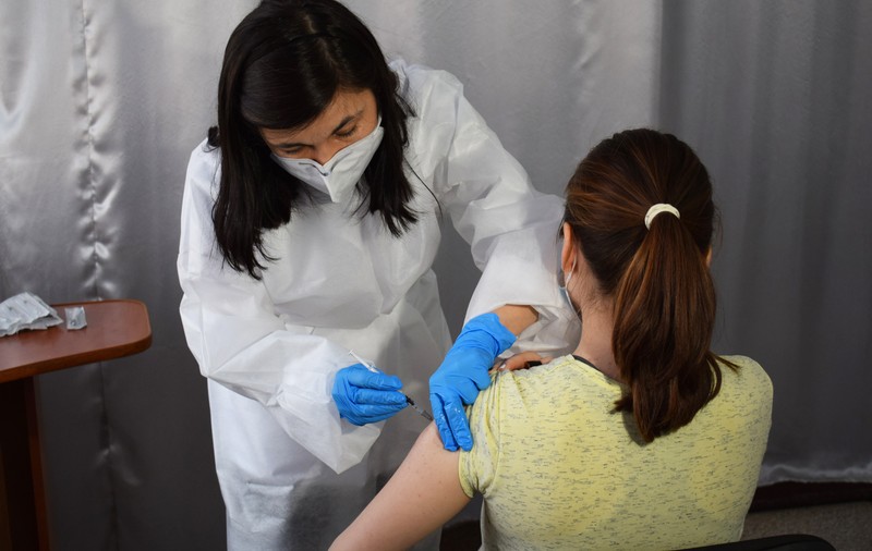 REPORTAJ | Tinerii defavorizați de la un centru social din Iași s-au vaccinat „fără frică”. „Mămică, e bine să facem pentru sănătatea noastră”