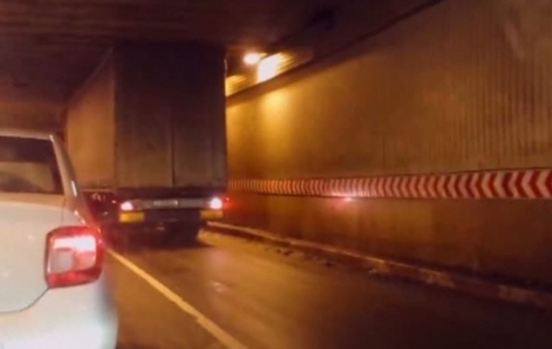 Un TIR a rămas blocat în Pasajul Unirii, din Capitală. Polițiștii au intervenit și au deviat traficul