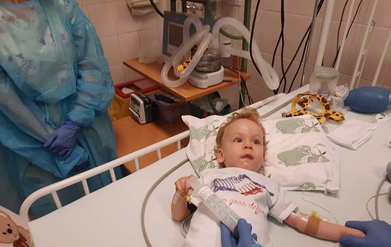 Fundația Ringier România l-a ajutat pe  micuțul Noel să strângă cei 2.400.000 de dolari necesari terapiei genetice salvatoare. Băiețelul bolnav de amiotrofie spinală este în Ungaria la tratament