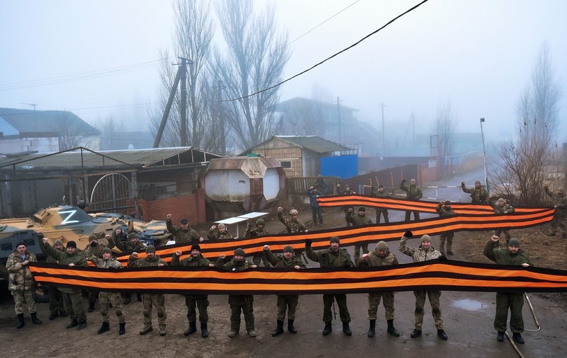 Profanarea panglicii militare a Sfântului Gheorghe, incriminată în Rusia. Ce pedepse riscă cei care încalcă noua lege