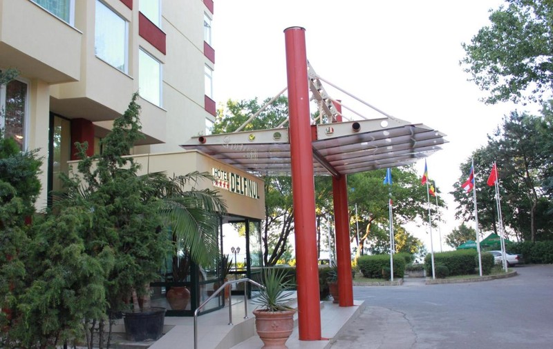 O fetiță de 2 ani a căzut de la etajul trei al unui hotel din Eforie Nord. Un turist a găsit-o în iarbă