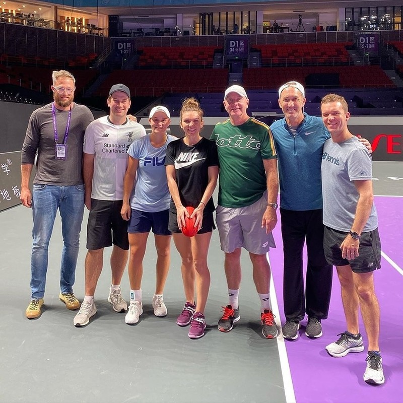 Simona Halep, încadrată de sșase australieni, printre care și Darren Cahill