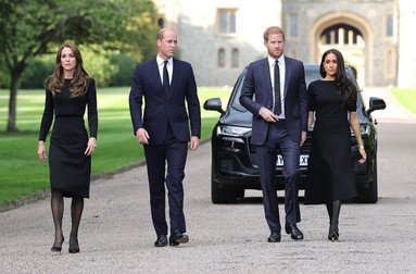 Nepoții Reginei și soțiile lor, ieșind pe poarta Castelului Windsor | Foto: Profimedia Images
