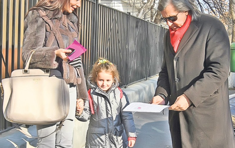 Sara, fetiţa Brigittei Sfăt, iubita lui Ilie Năstase, le-a făcut o surpriză plăcută celor doi