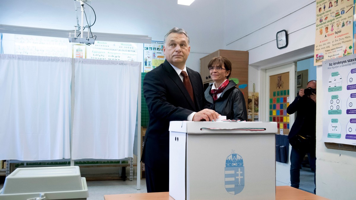Premierul Victor Orban a mers la urne să-și explirme votul, alături de soția lui