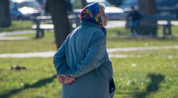 femeie-romania-pensie-parc