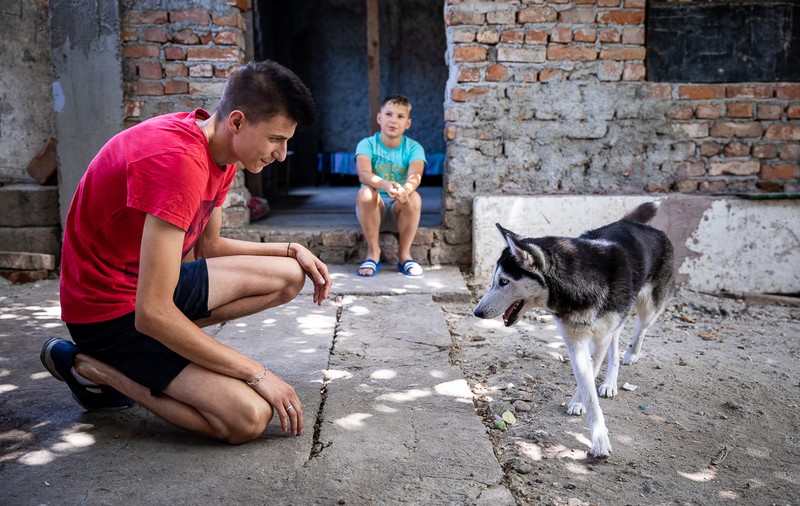 La 19 ani, abandonat de părinţi, Cristi pune pâinea pe masă şi îşi creşte fratele mai mic! “Mama ne-a luat şi televizorul când a plecat”