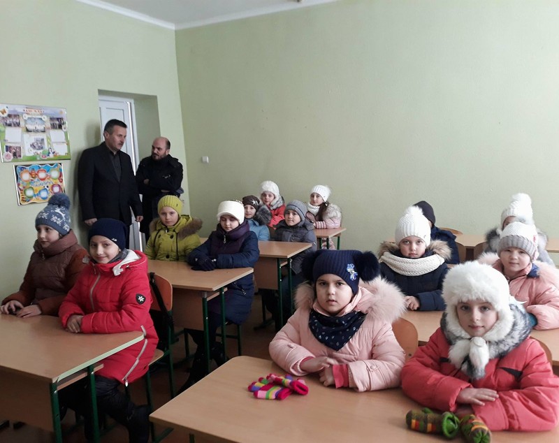 Profesori din Bacău au dus cărți la școlile românești din Cernăuți. De ce sunt școlile românești păzite de jandarmi