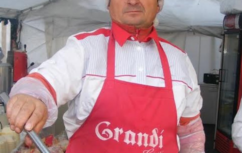 Peşte şi legume pe grătar la târgul boieresc din centrul Bucureştiului