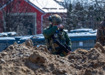 Militarul ucrainean, ștergându-și lacrimile | Foto: Profimedia