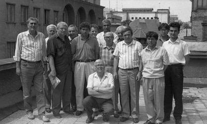 Stelian Trandafirescu (jos), alături de colegii de la Gazeta Sporturilor, la începutul anilor 90: Radu Urziceanu, Constantin Alexe, Ioan Chirilă, Gheorghe Nertea, Mircea Lucescu, Ioan Chilom, Eftimie Ionescu, Constantin Firănescu, Laurențiu Dumitrescu, Cristian Costache, Dan Cărpinișan, Gabriel Crețu FOTO: arhiva GSP