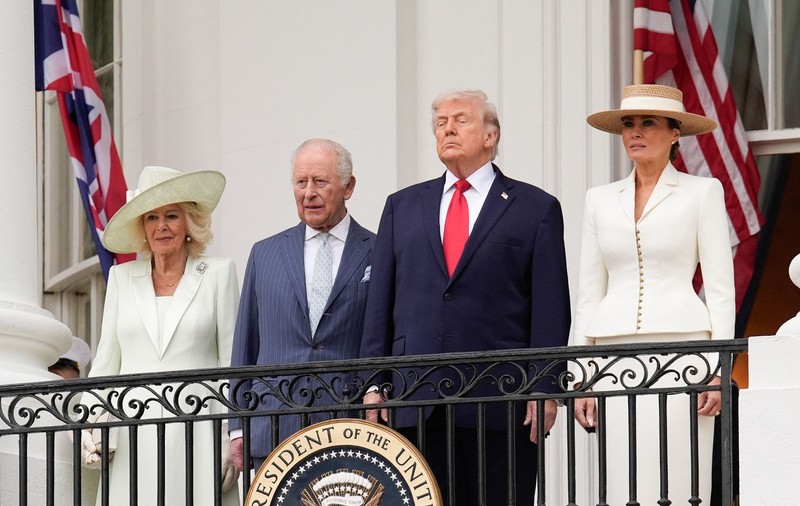 Regele Charles al III-lea, primit cu fast la Casa Albă. Donald Trump laudă „relaţia specială” cu Regatul Unit și face glume: „Ce zi britanică frumoasă”