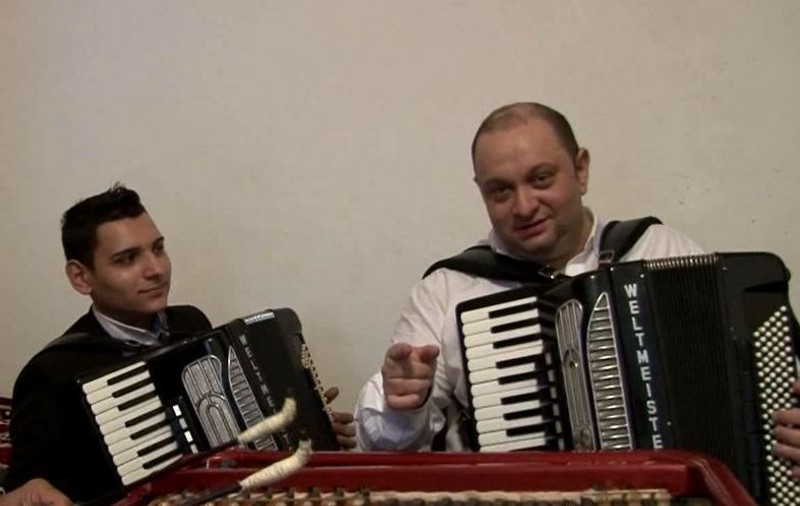 SENZAŢIONAL! Iată CUM SE CÂNTĂ rock'n'roll la ŢAMBAL | VIDEO
