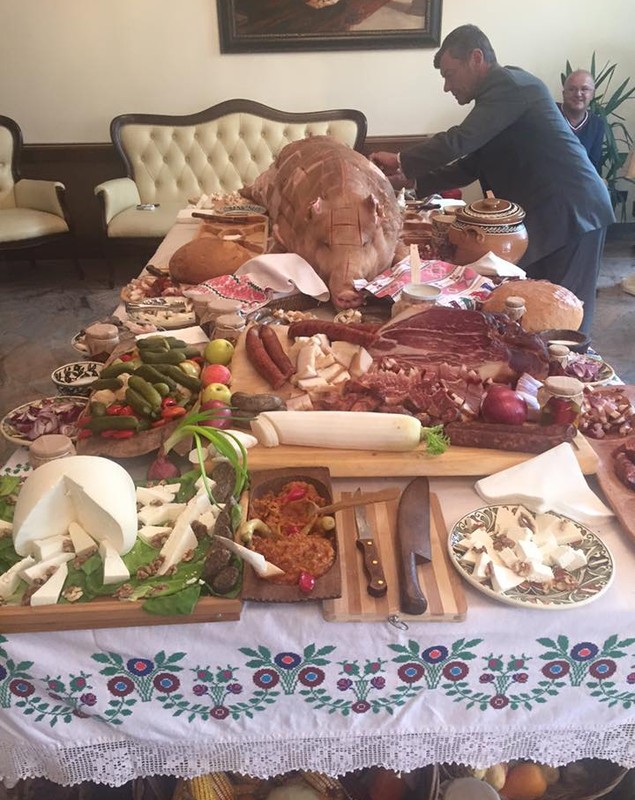 Porcul obscen al lui Axinte îți taie pofta de mâncare. GARANTAT! | FOTO
