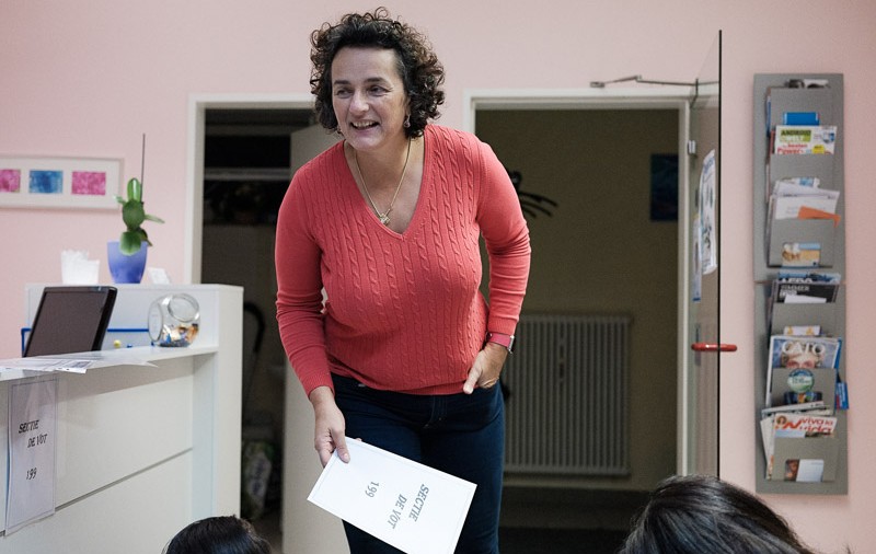 O secție de votare din Germania se află în cabinetul unui medic român! În locul paturilor și al echipamentului medical sunt cabinele de vot