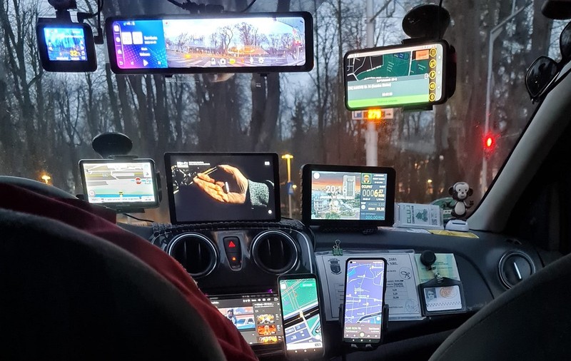 Taximetrist din Cluj cu 10 ecrane pe bord, se plânge clientei: „Greu cu tehnologia!”