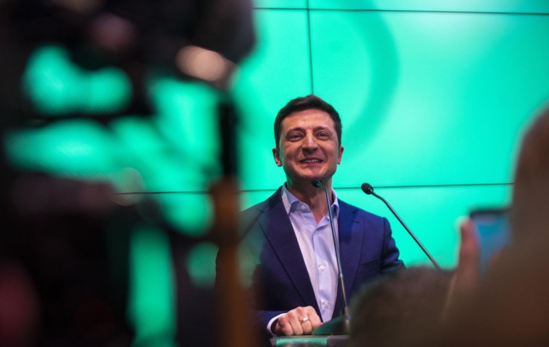 „Înainte de a fi în slujba poporului, Zelenski a fost în slujba oligarhilor”. Fragment în exclusivitate din biografia scrisă de doi jurnaliști care au urmărit din interior ascensiunea liderului ucrainean