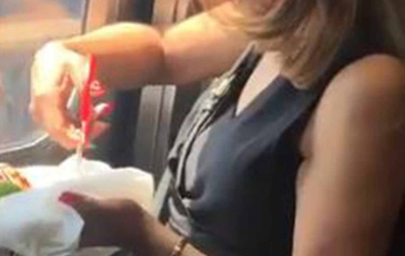 La masă în metrou: a mâncat tacos cu foarfeca!
