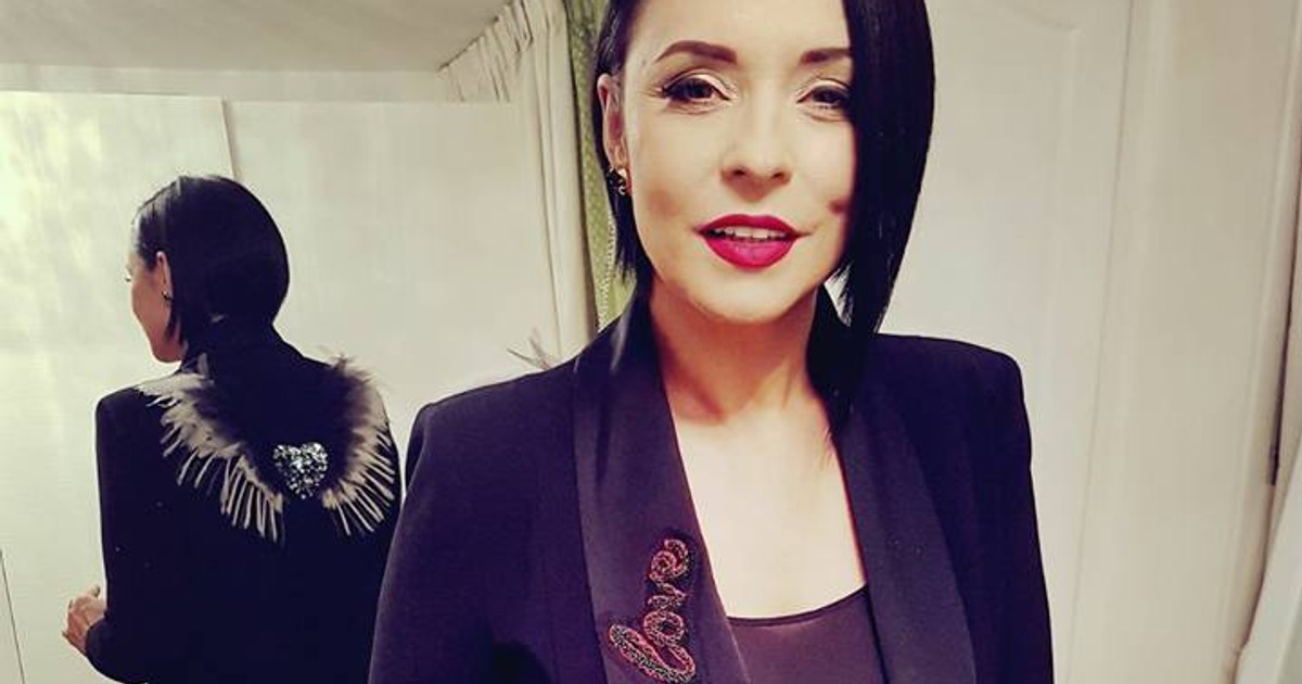 Andreea Marin a luat perucile la probat. Cum poate să arate șatenă, dar mai ales roșcată să o vezi