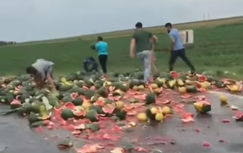 VIDEO | Două mașini încărcate cu pepeni și porumb au pierdut marfa pe DE 70
