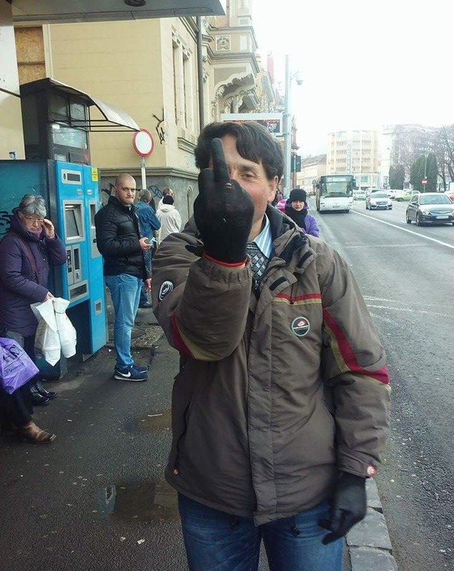 A fost reţinut perversul care pipăia femeile în autobuzele din Braşov! Ce i-a făcut o poliţistă! VIDEO
