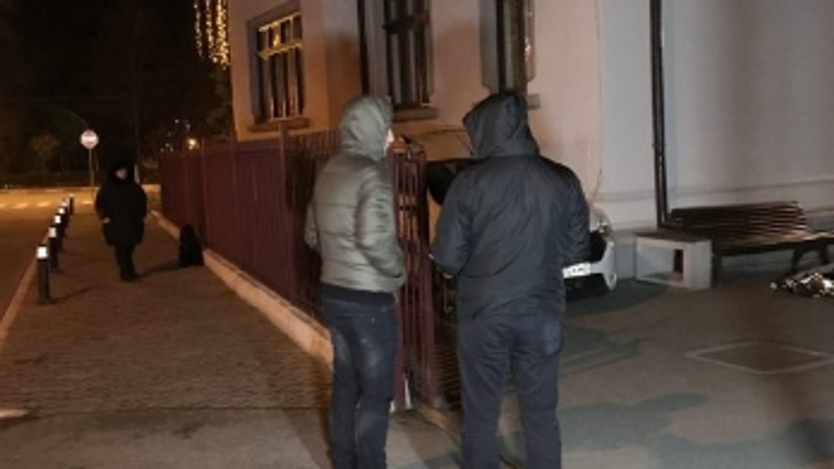 Un bărbat a murit pe o bancă în curtea Primăriei Târgu Jiu! Câinele a dat alarma