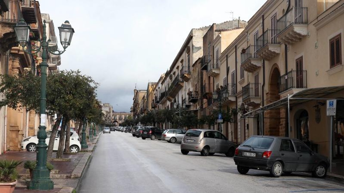 Oamenii din toată lumea vin în orașele-fantome din Italia pentru a cumpăra case abandonate cu un euro (foto Northfoto)